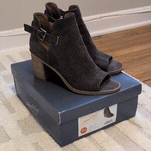 Universal Thread Dark Gray Peep-Toe Heeled Boots